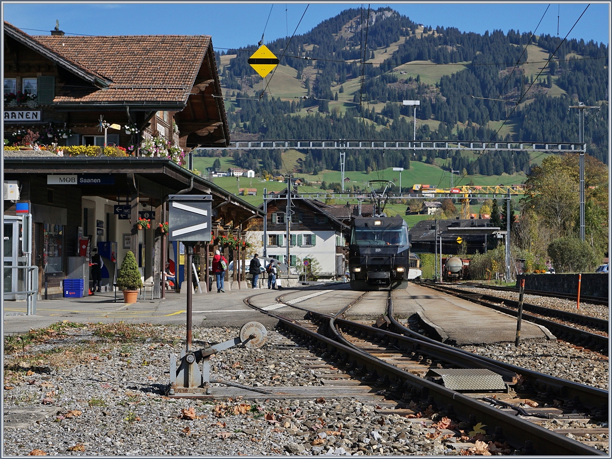 Die MOB Ge 4/4 8003 erreicht mit ihrem Panoramic Express den Bahnhof Saanen.
10. Okt. 2017