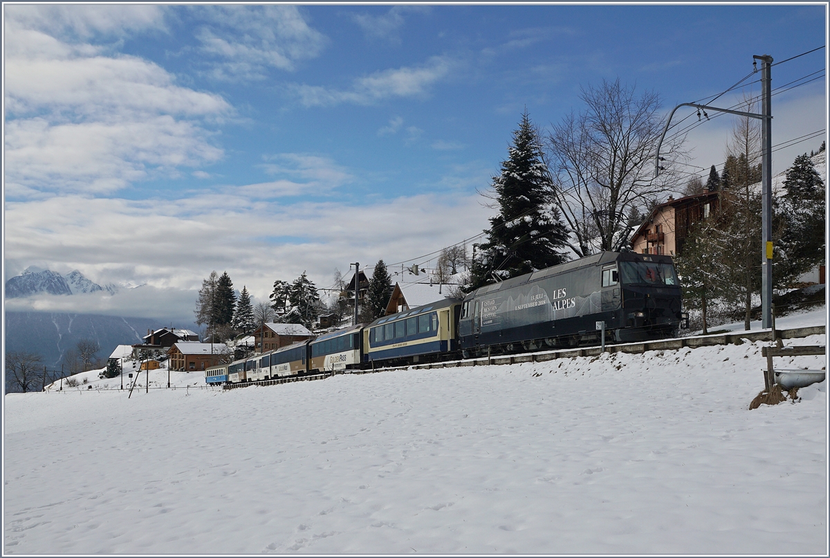 Die MOB Ge 4/4 8003 mit den recht bunten IR 2122  MOB Panoramic  aufdem weg von Montreux nach Zweisimmen bei Les Avants.
03.02.2018