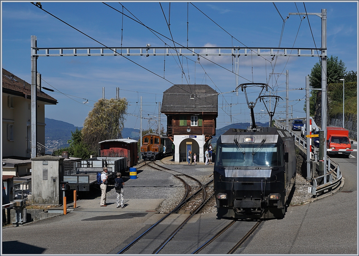 Die MOB Ge 4/4 8003 auf dem Weg nach Montreux beim Halt in Chamby und im Hintergrund die RhB Ge 2/2 161 bei der Blonay-Chamby Bahn.
Heute sind beide Loks bei der Rhb, da die Ge 4/4 8003 bei der MOB überzählig war. 

8. Sept. 2018  