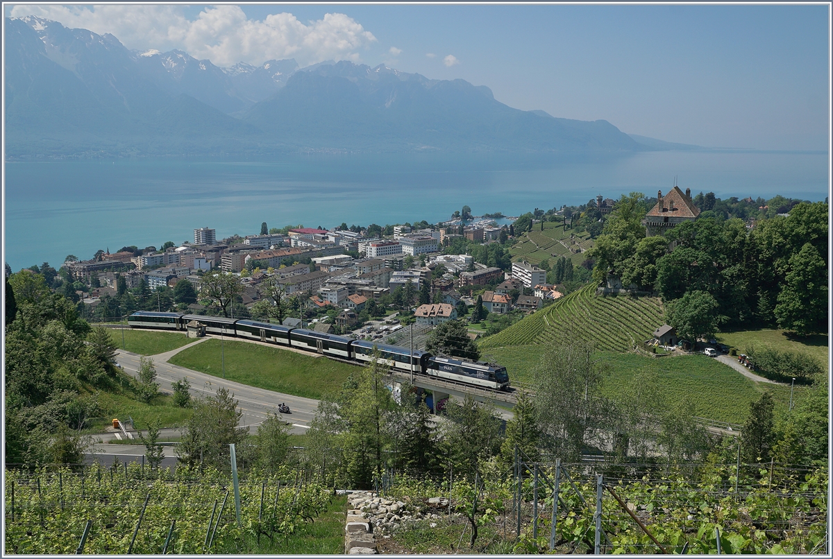 Die MOB Ge 4/4 8004 ist bei Châtelard VD mit dem RE 2224 von Montreux nach Zweisimmen unterwegs. Am Schluss des Zuges läuft ein erst kürzlich modernisierter MOB Steuerwagen mit.

18. Mai 2020