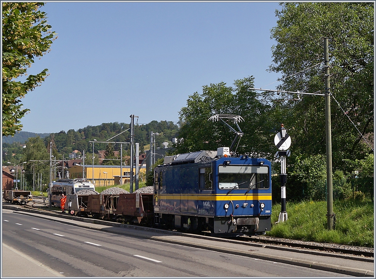 Die MOB Gem 2/2 2503 beim Rangieren von Schotterwagen Fdk in Blonay.

22. Juni 2019