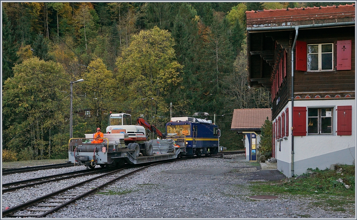Die MOB Gem 2/2 2504 erreicht mit einem Dienstzug von Les Avants kommend Les Cases.
11. Okt. 2017