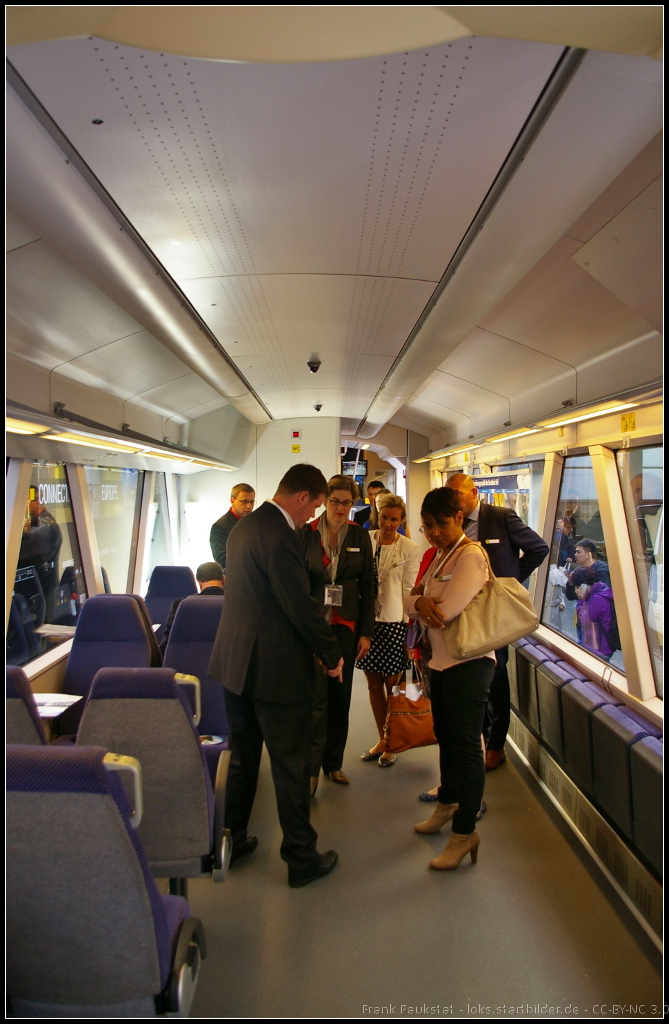 Die Modernisierung des VT 011 / 650 543-1 f�r die Niederbarnimer Eisenbahn macht sich erst im Mittelteil des RS1 richtig bemerkbar. So weicht nicht nur die Bestuhlung deutlich von der Standardvariante ab, so wurde durch die Klappsitze auch mehr Stauraum f�r Fahrr�der oder Koffer gewonnen. Daf�r sank die Anzahl der Sitzpl�tze deutlich