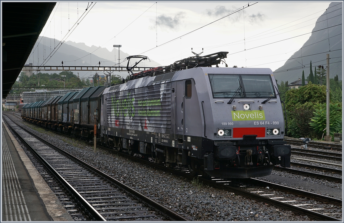 Die MRCE 189 090  Göttingen  (UIC 91 80 6189 990-5 D-Dispo Class 189-VE), vermietet an SBB Cargo, in der Novelis-Farbgebung mit einem Teil ihres Aluminiumzuges in Sierre.
31. Juli 2017