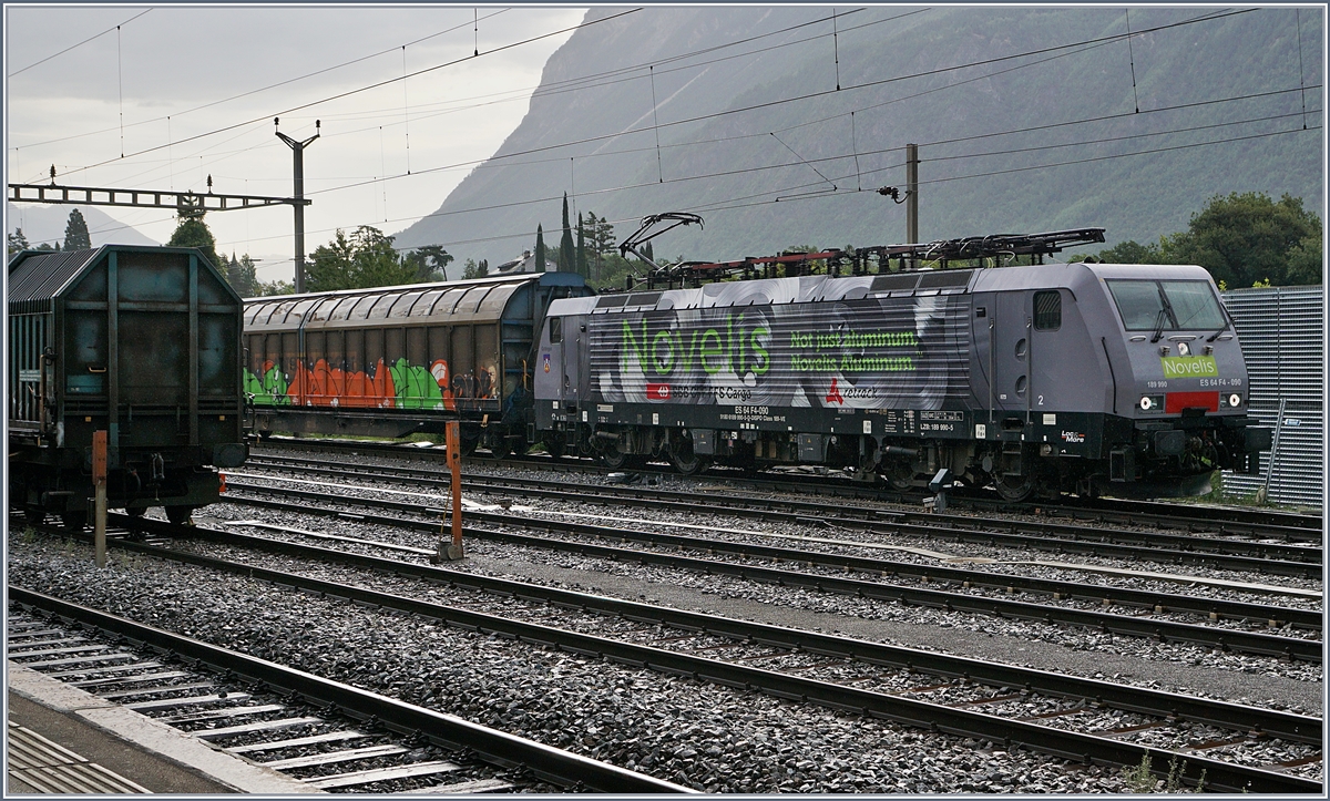 Die MRCE 189 090  Göttingen  (UIC 91 80 6189 990-5 D-Dispo Class 189-VE), vermietet an SBB Cargo, in der Novelis-Farbgebung mit seinem Aluminiumzuges nach Göttingen in Sierre.
Links im Bild, nur andeutungsweise zu sehen, der Aluminiumzug aus Göttingen, welche die Novelis Lok nach Sierre brachte.
31. Juli 2017