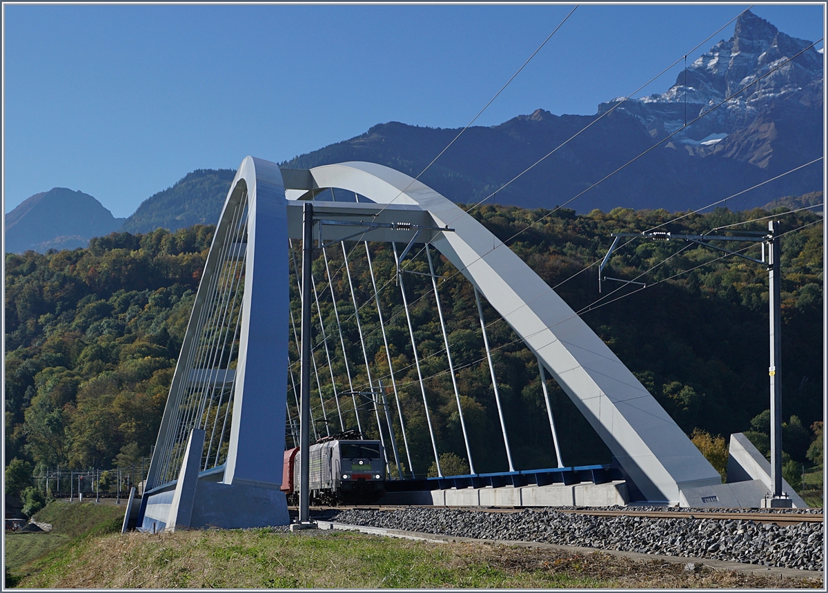 Die MRCE 189 090  Gttingen  (UIC 91 80 6 189 990-5 D-Dispo Class 189 VE), unterwegs fr SBB Cargo International mit ihrem Novelis Zug von Sierre nach Gttingen berquert zwischen St-Maurice und Bex die Rhone.
11. Okt. 2017