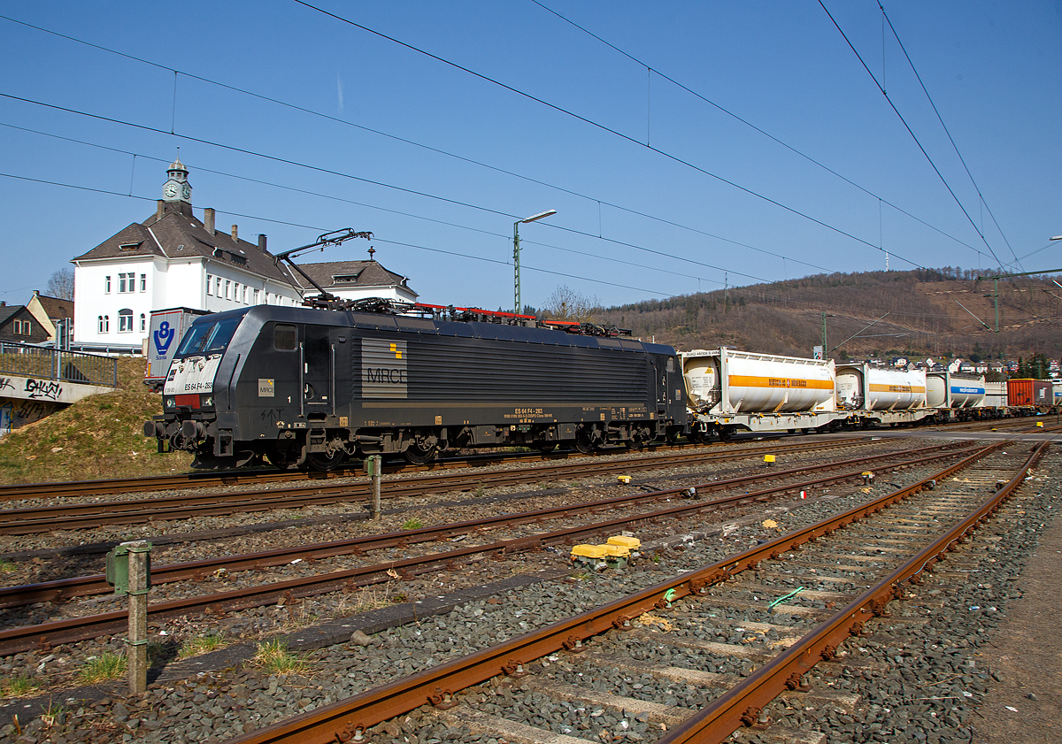 Die MRCE Dispolok E 189-283 bzw. ES 64 F4 - 283 / LZB 189 283-5 (91 80 6189 283-5 D-DISPO Class 189-VK) fährt am 01.04.2021, mit einem KLV-Zug (der HUPAC) über die Siegstrecke (KBS 460) durch Niederschelden in Richtung Köln.

Die Siemens EuroSprinter wurde 2009 von Siemens in München unter der Fabriknummer 21490 gebaut. Diese Lok hat Zulassung für Deutschland, Österreich, Niederlande und Rumänien.