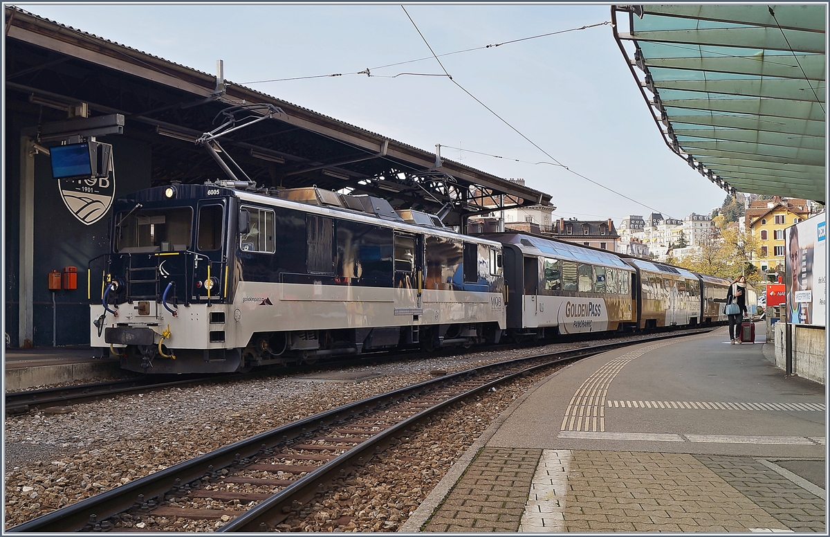 Die neu gestaltete, aber weiterhin über Mittelpuffer verfügende MOB GDe 4/4 6005 wartet in Montreux mit ihrem IR 2123 GoldenPass MOB Panoramic nach Zweisimmen auf die Abfahrt.

22. November 2019