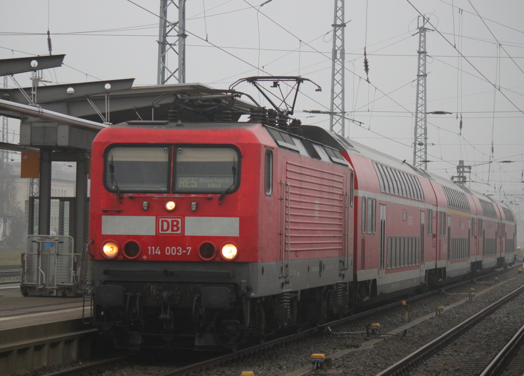 Die neu Rostockerin 114 003-7 mit RE 4356 von Lutherstadt Wittenberg nach Rostock Hbf bei der Einfahrt im Rostocker Hbf.05.12.2014