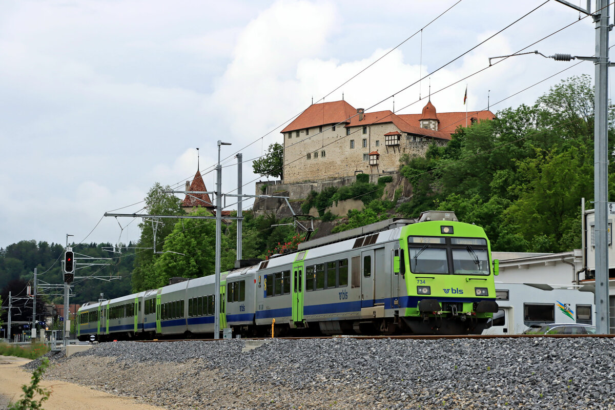 Die neue Endstation Laupen der Sensetalbahn (Teil der Berner S2): Triebwagen BLS 734 mit Jumbo-Wagen, NPZ-Zwischenwagen und NPZ Steuerwagen ABt. 8.Juni 2021 