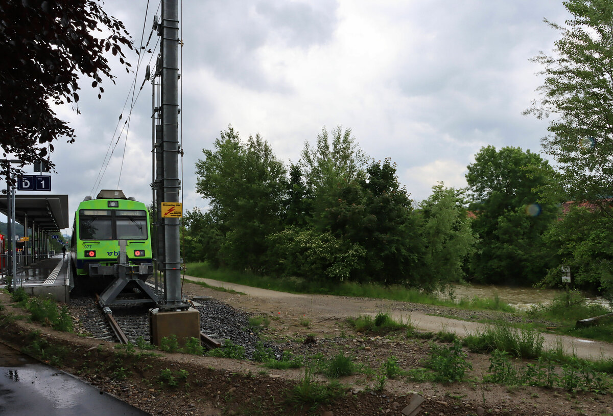 Die neue Endstation der Sensetalbahn in Laupen, neben der hochgehenden Sense. Steuerwagen ABt 977 eines Pendelzugs der Berner S2 Langnau -Laupen. 8.Juni 2021 