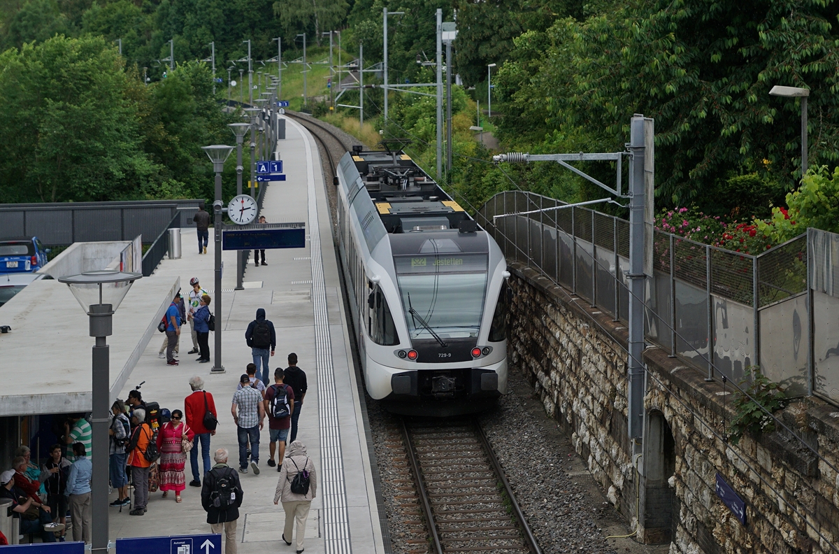 Die neue Haltestelle Neuhausen Rheinfall findet regen Zuspruch.
18. Juni 2016