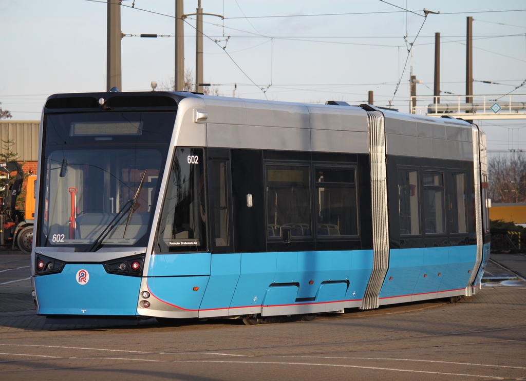 Die neue Hightech-Straenbahn fr Rostock stand am 23.12.2013 auf dem Gelnde der Rostocker Straenbahn AG.