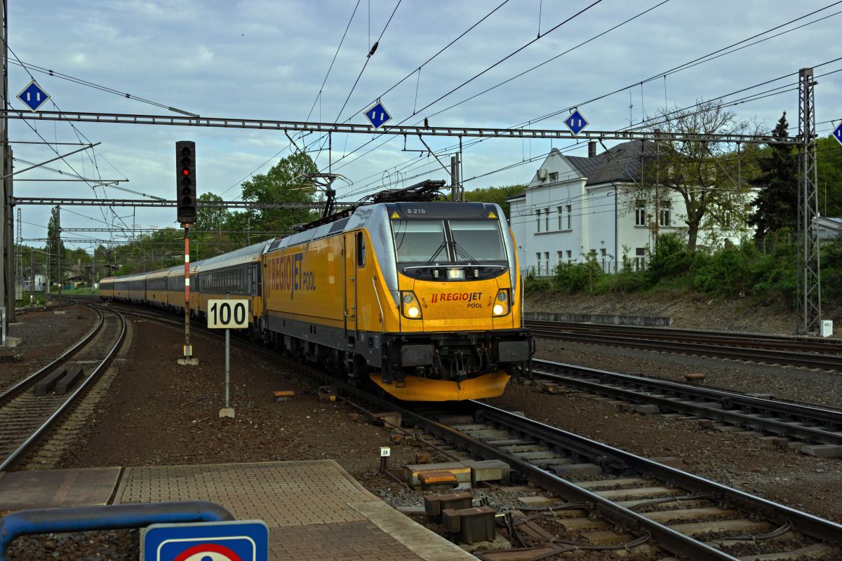 Die neuesten TRAXX3-Lokomotiven von RegioJet sind beim firmeninternen Fahrzeugpool eingestellt, der seine Fahrzeuge in �sterreich registriert. Die Loks sind trotzdem im normalen RegioJet-Verkehr unterwegs, wie hier 388 216.