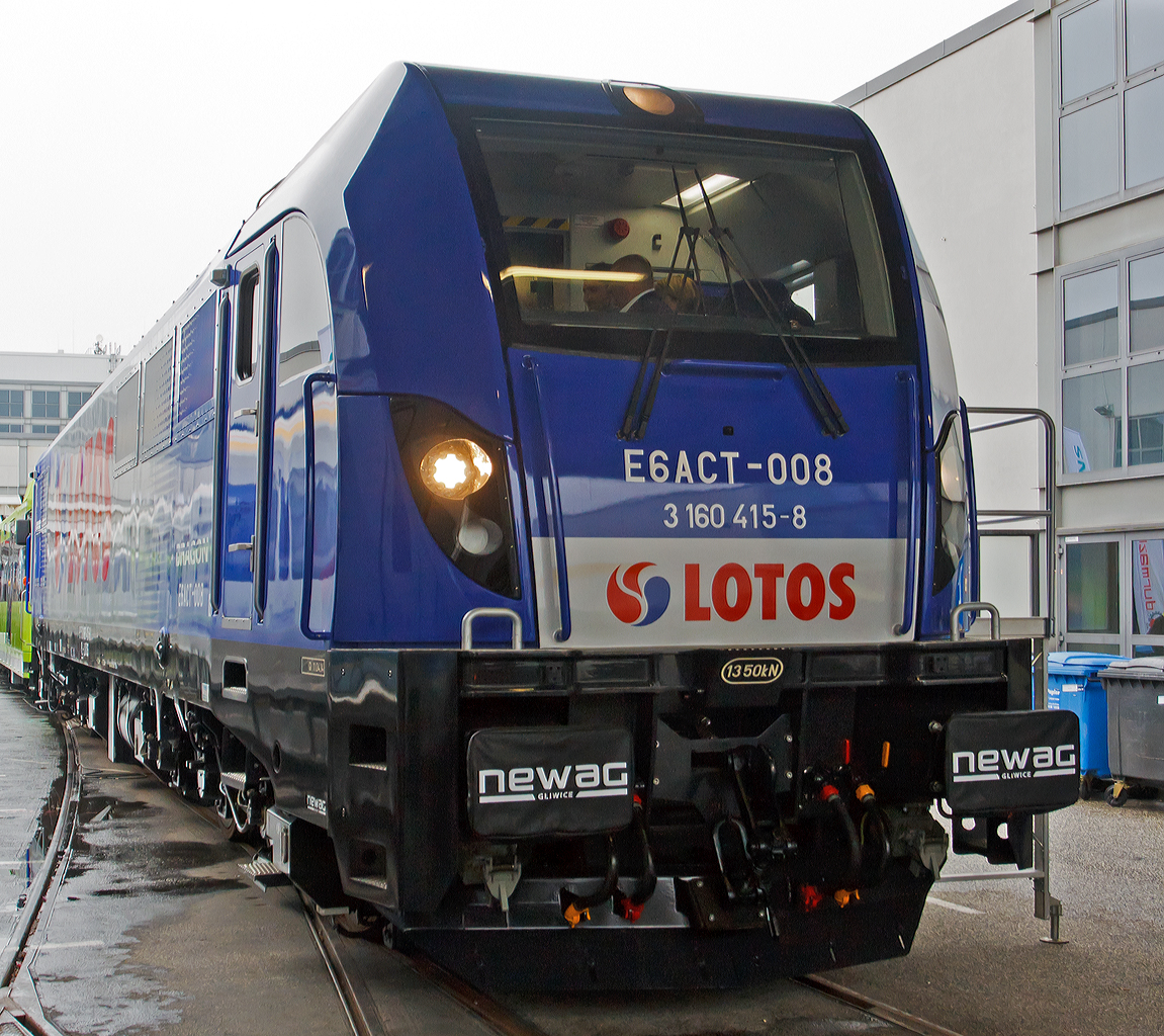 Die Newag Dragon E6ACT - 008 (91 51 3 160 415-8  PL-LOTOS) der Lotos Kolej ausgestellt auf der Inno Trans 2014 in Berlin (hier 26.09.2014). 

Dieser DRAGON (Drache) wurde 2014 von Newag Gliwice (ehemals ZNLE Gliwice - Zakłady Naprawcze Lokomotyw Elektrycznych S.A., gegndet 1899 als Knigliche Eisenbahn – Lokomotivwerksttte) unter der Fabriknummer E6ACT-008 gebaut und an die Lotos Kolej Sp. z o.o. in Gdańsk (Danzig) ausgeliefert, zudem wurde sie auf der InnoTrans 2014 in Berlin prsentiert. 

Die Newag E6ACT Dragon ist eine in Polen entwickelte und gebaute Elektrolokomotive fr den Personen- sowie schweren Gterverkehr des Herstellers Newag. Bislang wurden neun Maschinen gebaut und ausgeliefert, alle neun Loks werden nur auf dem polnischen Gleichstromnetz eingesetzt. 

Die E6ACT hat die Achsfolge Co'Co' und ist mit 6 asynchronen Fahrmotoren ausgerstet. Die Maschinen wurde fr das polnische 3 kV Gleichstrom entwickelt und wird mittlerweile auch als Diesel- sowie Dreisystemvariante angeboten,  diese fanden bislang aber noch keinen Abnehmer. Sie verfgt ber eine Wirbelstrombremse sowie ein mechanisches Bremssystem. Sie ist mit einem computergesttztem Steuerungs- und Diagnosesystem ausgerstet. Der Lokkasten wurde als selbsttragende Schweikonstruktion ausgefhrt.
Die Hauptvorteile des DRAGON ist die sehr hohe Zugkraft mit einem Wert von 374 kN, die im Zusammenhang mit dem Lokomotivgewicht von 119 t, einem modernen Anti-Blockier-System und einem Einzelantrieb fr jede Achse, ermglichen es, Gterzge mit einem Gewicht bis zu 4.500 t zu ziehen. Mit einer Achslast von unter 20t t, kombiniert mit einer speziell entwickelten Federung, fhren zu der Tatsache, dass der DRAGON perfekt angepasst ist fr schwierigen Betriebsbedingungen und um effektiv im polnischen Eisenbahnnetz zu arbeiten.

Technische Daten:
Spurweite:  1.435 mm (Normalspur)
Achsformel:  Co' Co'
Lnge ber Puffer:  20.330 mm 
Breite: 3.000 mm
Hhe: 4.325 mm
Dienstgewicht:  119 t 
Achslast: 19.6 t
Hchstgeschwindigkeit:  120 km/h (Konstruktiv 140 km/h)
Dauerleistung:  5.000 kW
Anfahrzugkraft:  374 kN (450 kN mit der Option Max Last)
Stromsystem:  3 kV DC (Gleichstrom)
Anzahl der Fahrmotoren:  6  mit je 834 kW Leistung
Triebraddurchmesser: 1.250 mm (neu) / 1.170 mm (abgenutzt)
Lichtraumprofil: UIC 505-1