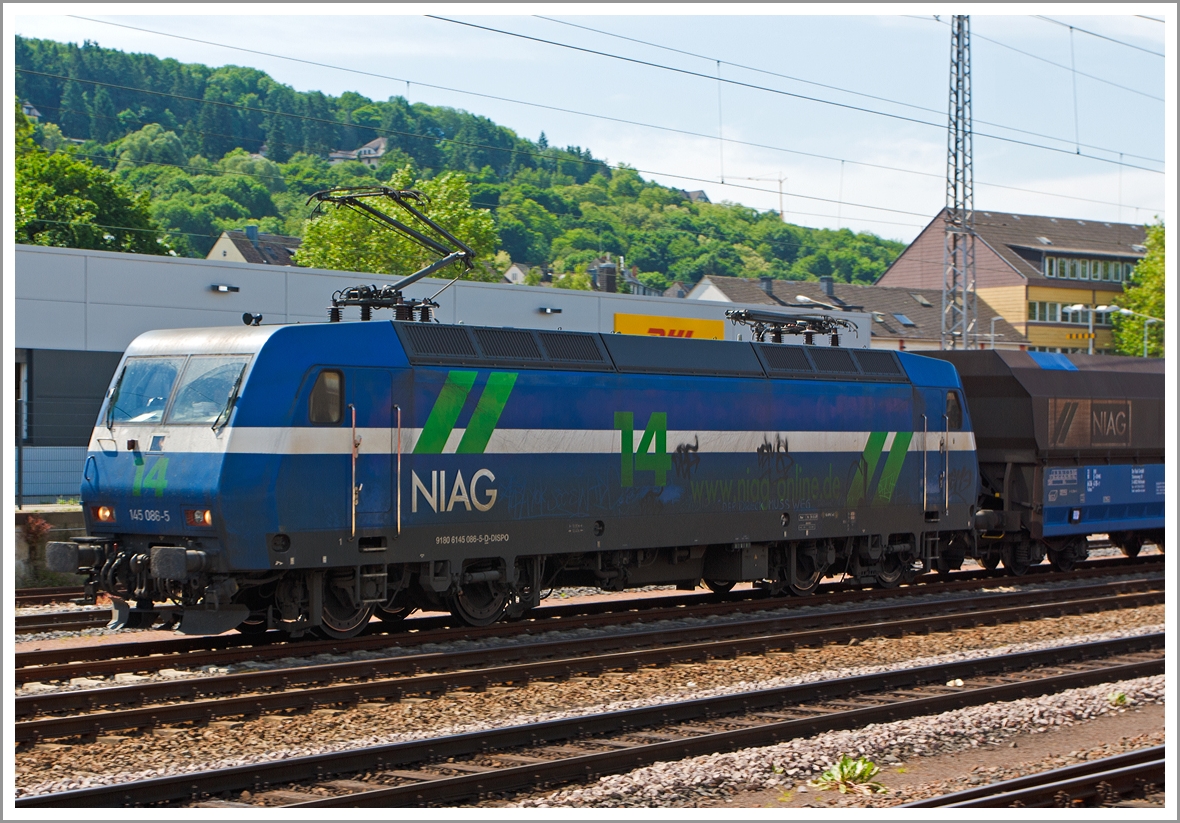 Die NIAG  14   (145 086-5 gemietet von MRCE Dispolok), ex SBB Cargo Re 481 004-0, ex MThB Re 486 654-7, fährt am 17.06.2013, mit einem Ganzzug Selbstentladewagen der Bauart Falns, durch den Hbf Trier in Koblenz. 

Neben den Loks der BR 145 der DB wurden damals auch sechs baugleiche Loks durch die Schweizer Privatbahn MThB als Re 486 bei ADtranz bestellt. So wurde 145 086-5 bei Adtranz in Kassel 2000 unter der Fabriknummer 33386 für die MThB - Mittelthurgaubahn AG in Weinfelden (Schweiz) gebaut und als Re 486 654-7 geliefert. Bedingt durch die Liquidierung der MThB wurde die Lok an die SBB Cargo verkauft und als 481 004-0 umgezeichnet.

 Im Jahr 2005 wurde sie dann, wie weitere Re 481er, an die MRCE verkauf und vorerst als 481 004-0 geführt, im Jahr 2007 bekam die dann die NVR-Nummer 91 80 6145 086-5 D-DISPO und EBA-Nummer EBA 95T14A 086. Nun wird sie auch als 145 086-5 bezeichnet. 

Seit 2007 ist sie nun an die NIAG (Niederrheinische Verkehrsbetriebe AG in Moers vermietet und wird dort als Nr.   14  geführt.
