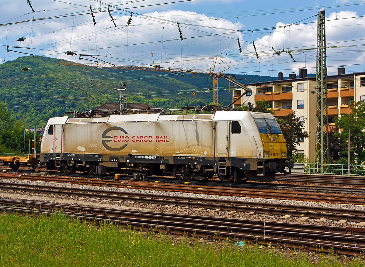 
Die nicht gerade saubere E 186 312-5 der Euro Cargo Rail SAS fährt mit einem Containerzug am 31.05.2014 durch Neustadt an der Weinstraße. 

Die Bombardier TRAXX F140 MS wurde 2010/11 bei Bombardier in Kassel unter der Fabriknummer 34789 gebaut und im Februar 2011 an die ECR ausgeliefert. Sie trägt die komplette NVR-Nummer NVR - Nummer 91 80 6186 312-5 D-ECR und die EBA-Nummer EBA 07G12KL 046. Sie hat die Zulassungen für  Deutschland, Frankreich und Belgien. 

Die Euro Cargo Rail SAS (ECR) mit Sitz in Paris ist eine Bahngesellschaft, die derDB Schenker Rail Deutschland AG gehört.