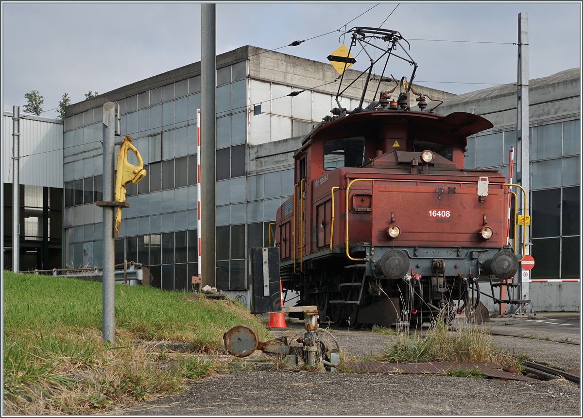  Die noch vor wenigen Jahren in Biel/Bienne im Rangiereinsatz stehende Ee 3/3 16408 (Baujahr 1946) hat nun bei der RUWA im Emmental eine neue Beschäftigung gefunden. Das Bild zeigt die Lok, die auf das Entladen der von ihr ins Werk bei Wasen i.E. gebrachten Flachwagen wartet, um die leeren Wagen wieder nach Sumiswald-Grünen zurück zu bringen.

21. September 2020