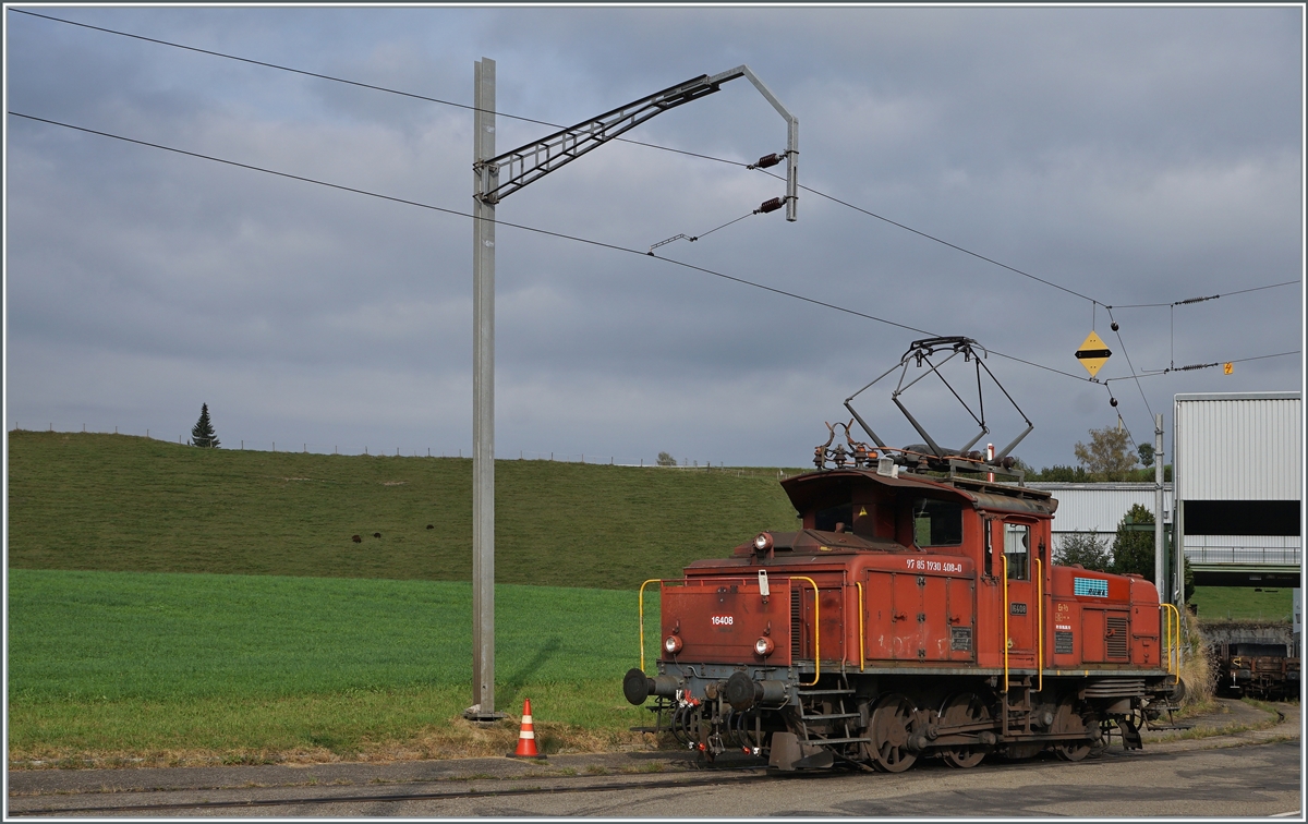  Die noch vor wenigen Jahren in Biel/Bienne im Rangiereinsatz stehende Ee 3/3 16408 (Baujahr 1946) hat nun bei der RUWA im Emmental eine neue Beschäftigung gefunden. Das Bild zeigt die Lok, die auf das Entladen der von ihr ins Werk bei Wasen i.E. gebrachten Flachwagen wartet, um die leeren Wagen wieder nach Sumiswald-Grünen zurück zu bringen.

21. September 2020
