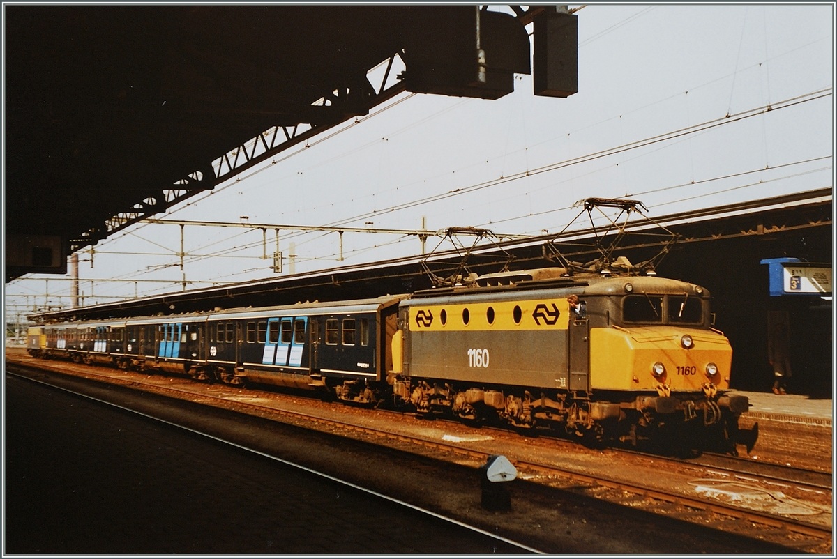 Die NS 1160 mit einem Schnellzug nach Zwolle in Roosendaal.
27. Juni 1984