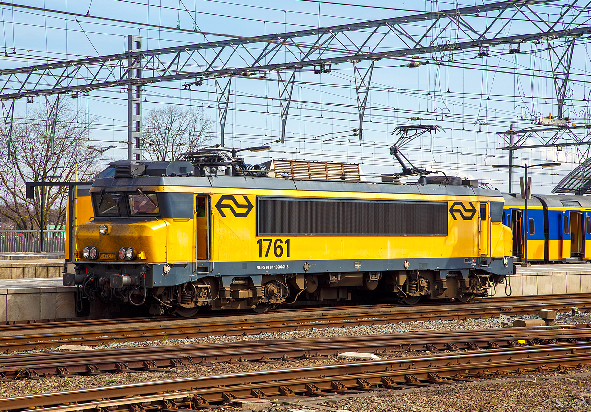 
Die NS 1761 (91 84 1560761-6 NL-NS) am 31.03.2018 im Bahnhof Amsterdam Centraal.

Die Baureihe 1700 der NS ist eine vierachsige Elektrolokomotivbaureihe die zwischen 1991 und 1994 gebaut wurden. Sie basiert, wie die Schwesterbaureihe 1600/1800, auf der BB 7200 der franzsischen Staatsbahn SNCF. Die Baureihe 1700 ist jedoch eine modernere Variante der Baureihe 1600. Sie unterscheidet sich von der Reihe 1600 durch verstrkten Einsatz von Elektronik, eine neuere Version der ATB-Zugsicherung (Version 4 statt 3) und ein anderes Bremssystem. 

TECHNISCHE DATEN:
Spurweite: 1.435 mm
Achsformel:  B’B’
Lnge ber Puffer: 17.640 mm
Drehzapfenabstand: 9.694 mm
Achsabstand im Drehgestell: 2.800 mm
Treibraddurchmesser: 1.250 mm (neu)
Dienstgewicht: 	86,0 t
Radsatzfahrmasse: 	21,5 t
Hchstgeschwindigkeit: 180 km/h (in der Praxis 140 km/h)
Stundenleistung:  4.540 kW (2x 2.270kW)
Anfahrzugkraft: 260 kN
Stromsystem: 1,5 kV DC
Kleister befahrbarer Gleisbogen: R=50 m
