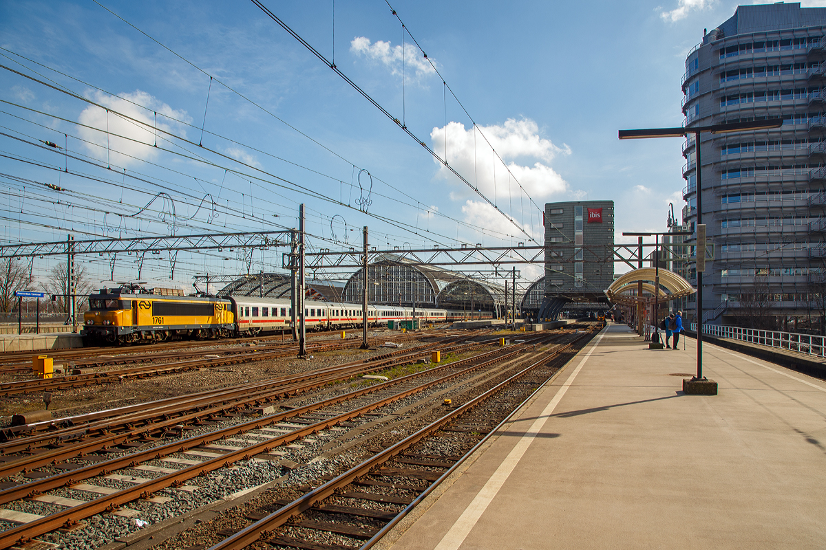 
Die NS 1761 (91 84 1560761-6 NL-NS) mit einem EuroCity (DB IC-Wagen) am 31.03.2018 im Bahnhof Amsterdam Centraal.