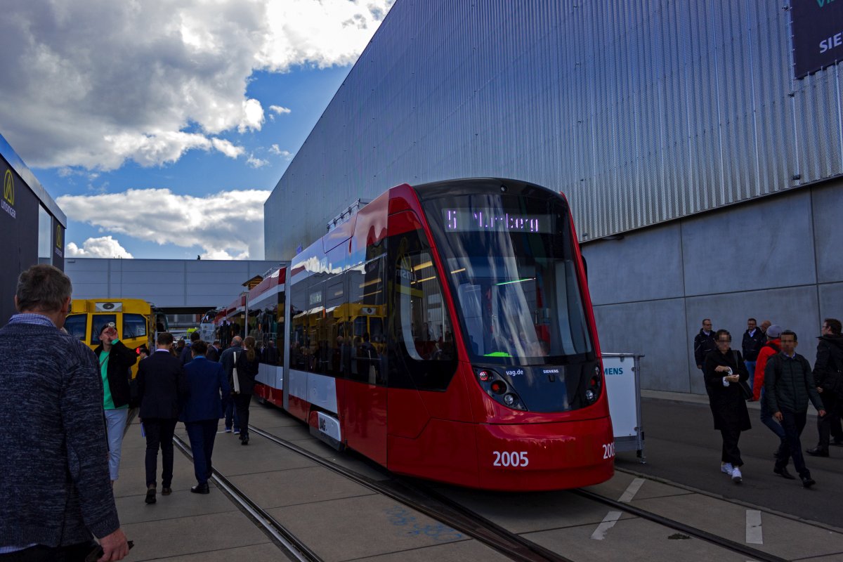 Die Nrnberger Verkehrsbetriebe VAG beschaffen derzeit bei Siemens Straenbahnen vom Typ Avenio. Wagen 2005 war auf der InnoTrans ausgestellt.