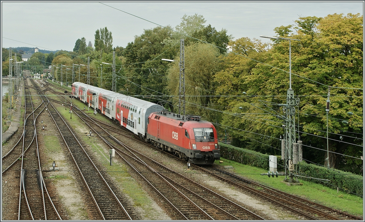 Die BB 1116 073-6 erreicht mit einem Doppelstockzug von Bregenz her kommend, Lindau Hbf.
20. Sept. 2011