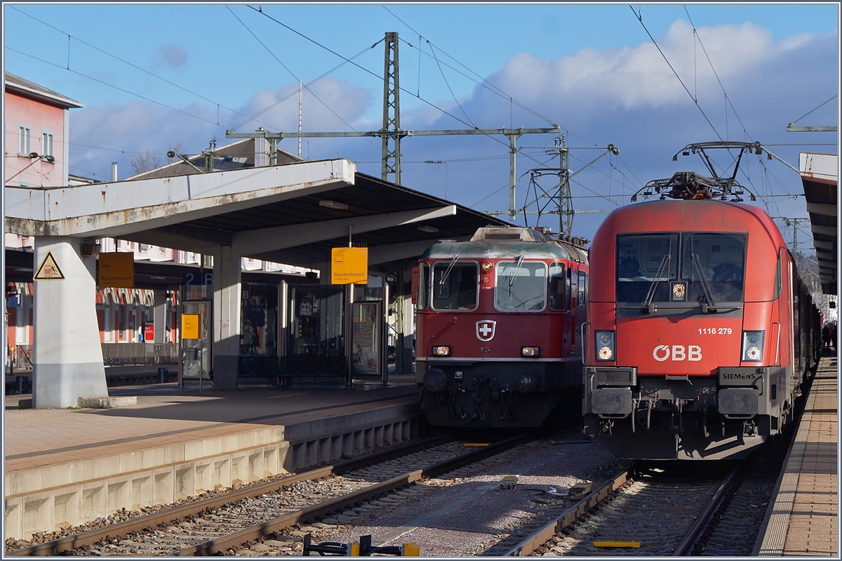 Die ÖBB 1116 279 übernimmt in Singen den IC 280, während im Hintergrund die SBB Re 4/4 II 11134 mit ihrem IC4 auf die Abfahrt nach Zürich wartet.
2. Jan. 2018