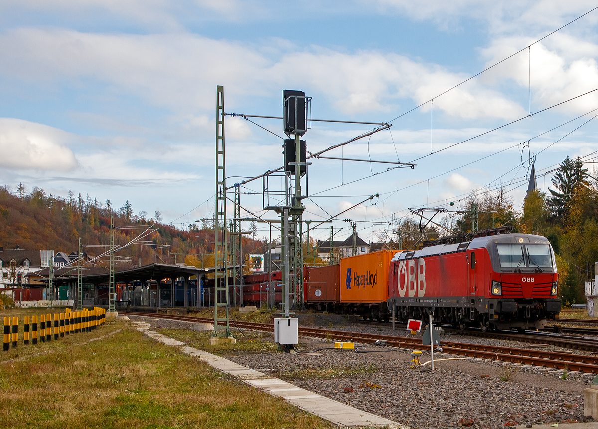 Die ÖBB 1293 199-6 (91 81 1293 199-6 A-ÖBB), eine Siemens Vectron MS (X4E) der Variante A60 (Länderpaket) fährt am 06.11.2021 mit einem Containerzug durch Betzdorf (Sieg) in Richtung Köln.

Die Siemens Vectron MS / X4E wurde 2020 von Siemens in München-Allach unter der Fabriknummer 22856 und an die ÖBB - Österreichische Bundesbahnen (ÖBB-Produktion GmbH) geliefert. Sie ist in der Variante A60 auf geführt und hat so die Zulassungen für A / D / CZ / PL / SK / H / RO / BG / HR /SRB / NL / B, wobei noch einige Länder noch durchgestrichen sind. Von der Variante A60 hat die ÖBB 2019 insgesamt 28 Loks (1293 173 bis 1293 200) abgerufen.

Ende Januar 2017 unterzeichneten die Österreichischen Bundesbahnen und Siemens Mobility einen Rahmenvertrag über bis zu 200 Lokomotiven, wovon die ersten 30 Mehrsystem-Vectron direkt zum Gesamtpreis von 120 Mio. Euro abgerufen wurden.

Die Siemens Vectron weisen im Betrieb mit Wechselspannung eine Leistung von 6.400 kW, mit Gleichspannung 6.000 kW, auf und haben eine Masse von bis zu 90 Tonnen, die auf vier Achsen verteilt eine Achslast von 22,5 Tonnen ergibt. Aufgrund der überwiegenden Verwendung im Güterverkehr sind die Lokomotiven zunächst für 160 km/h zugelassen. Zur Verbesserung der Laufeigenschaften auf kurvenreichen Strecken wurden die Lokomotiven mit aktiven Drehdämpfern ausgerüstet

TECHNISCHE DATEN:
Spurweite:  1.435 mm (Normalspur)
Achsformel:  Bo’Bo’
Länge über Puffer:  18.980 mm
Breite (über Handstangen): 3.012 mm
Höhe (Panto abgesenkt): 4.248 mm
Begrenzungslinie: UIC 505-1
Drehzapfenabstand:  9.500 mm
Achsabstand in Drehgestell:  3.000 mm
Raddurchmesser:  1.250 mm (neu) / 1.160 mm (abgenutzt)
Dienstgewicht: 90 t
Max. Radsatzlast :  22,5 t
Meterlast: 4.742 kg
Höchstgeschwindigkeit: 160km/h 
Antriebsleistung: 6.400 kW (AC) / 6.000 kW (DC)
Anfahrzugkraft: 	340 kN
Kleinster bef. Halbmesser: 80 m
Stromsysteme: 15kV/16,7Hz; 25kV/50Hz; 3kV DC (1,5kV DC)
Antriebsart: IGBT Stromrichter und Drehstrom Fahrmotore mit
Antrieb: Ritzelhohlwellenantrieb
Bremsbauart: KE-GPR-E m Z, (D), ep. Dynamisches Bremssystem Elektrodynamische Hochleistungs-Rückspeisebremse, für DC Netze zusätzlich Widerstandsbremse
Leistung der dynamischen Bremse: 6.400 kW (AC) / 6.000 kW (DC), Leistung der Widerstandsbremse: 2.600 kW (DC)
E-Bremskraft der dynamischen Bremse: 150 / 240 kN
Federspeicherbremse 45 / 50: 60 kN
Zugheizung: 900 kVA
Betriebliche Daten:
Zugbeeinflussungssysteme: Alstom IVC ETCS L1-2 + SCMT; LZB 80/E, PZB 90; MIREL VZ1; SHP
Sicherheitsfahrschaltung: Zeit-Zeit Impuls-SiFa
Zugfunk: GSM-R Dual Mesa 23 SW 4.9.3, Analogbetrieb 450 MHz gemäß UIC 751-3, GSM-R gemäß EIRENE FRS 7, SRS 15
Fern- und Vielfachsteuerung: UIC-WTB nach ÖBB Fernsteuerkonzept, ZMS-ZDS-ZWS

Quellen: ÖBB-Produktion GmbH, Siemens und wikipedia
