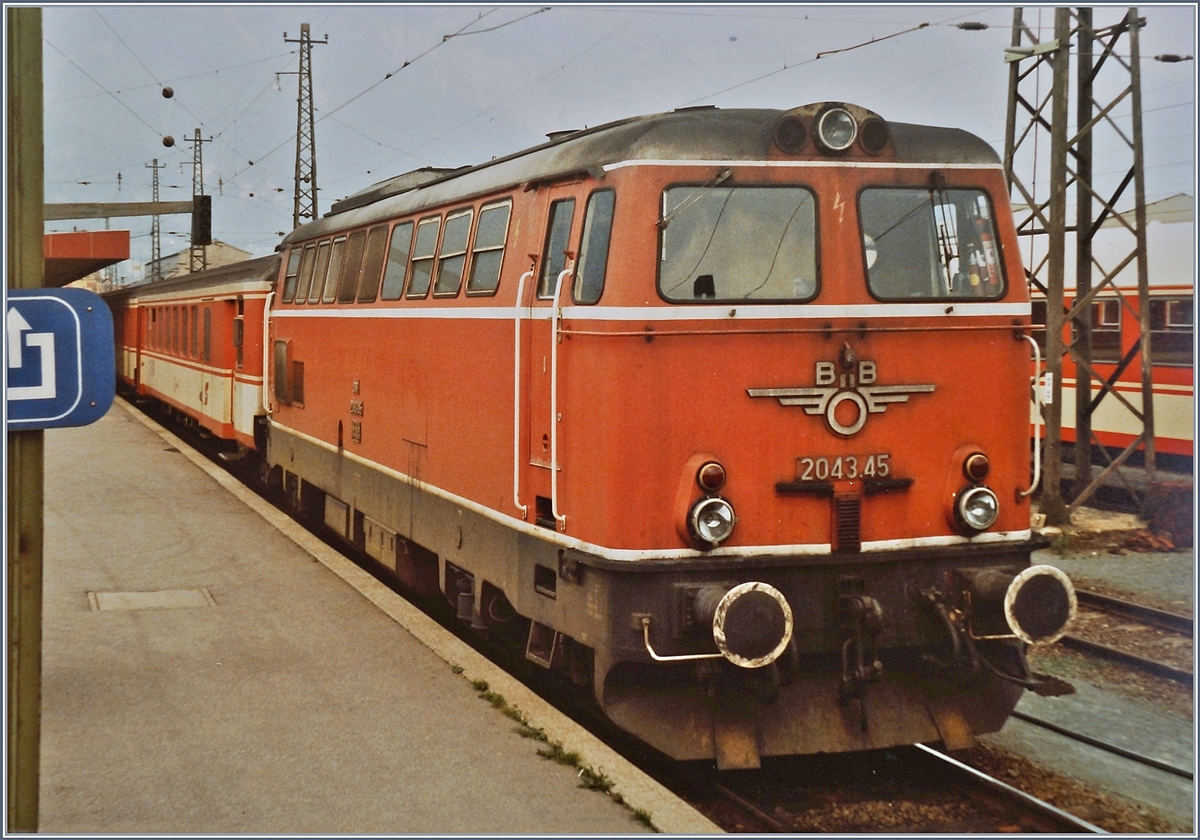 Die BB 2043.45 wartet mit ihrem Korridorzug 4609 nach Lienz in Innsbruck Hbf auf die baldige Abfahrt. 22. Juli 1984