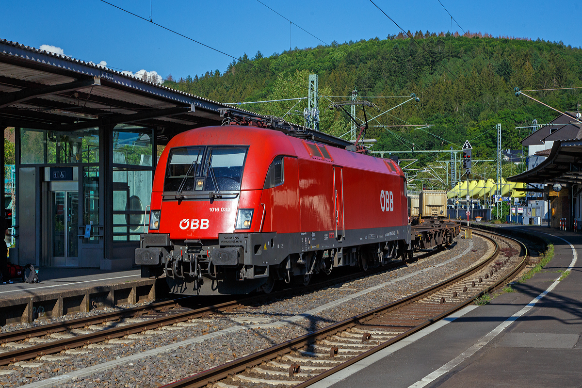Die BB Taurus 1016 032 (91 81 1016 032-5 A-BB) fhrt am 13.06.2020 mit einem KLV-Zug durch den Bahnhof Betzdorf (Sieg) in Richtung Kln. Nochmal einen lieben Gru an den freundlichen Lokfhrer zurck.

Die Siemens ES64U2 wurde 2001 von Siemens unter der Fabriknummer 20380 fr die BB gebaut. Der Taurus ist zugelassen fr sterreich und Deutschland. Die Baureihe 1016,  ist auch im Gegensatz zu den 1116er, eine reine 15-kV-Version.

Die ES 64 U2 wurde ursprnglich als Universallok fr die sterreichischen Bundesbahnen (BB) entwickelt und wird dort als Baureihe 1016 (reine 15-kV-Version) und 1116 (2-System-Version mit 15 kV und 25 kV fr internationalen Verkehr nach Ungarn) gefhrt. Die Maschinen der Serie ES 64 U2 sind wendezugfhig ausgefhrt und ab Werk mit zwei Einholm-Stromabnehmern ausgerstet. Der Antrieb der Lok erfolgt ber einen speziell fr sie entwickelten Hohlwellen-Antrieb mit Bremswelle (HAB).

Die Lok der Reihe 1016 und 1116 sind auch oft hrbar zuerkennen: Beim Aufschalten aus dem Leerlauf ist ein Gerusch zu vernehmen, das an das Durchspielen einer Tonleiter auf einem Tenorsaxophon erinnert. Es entsteht in den Drehstrommotoren durch die Ansteuerung der Stromrichter. Das hrbare Gerusch ist dabei die doppelte Taktfrequenz der Pulswechselrichter, welche stufenweise angehoben wird.

Die Frequenz ndert sich dabei in Ganz- und Halbtonschritten ber zwei Oktaven von d bis d  im Tonvorrat der Stammtne. 
Die Nachfolge-Baureihe ES 64 U4 (BB 1216/S-Baureihe 541) besitzt diese akustische Besonderheit nicht mehr.
Von den Taurus 1 (Reihe 1016) wurden insgesamt 50 Stck zwischen 2000 und 2001 gebaut (1016 001-050).

TECHNISCHE DATEN:
Achsformel:  Bo’Bo’
Spurweite:  1.435 mm (Normalspur)
Begrenzungslinie: UIC 505-1, SBB 01
Lnge ber Puffer:  19.280 mm
Hhe:  4.375 mm
Breite: 3.000 mm
Drehzapfenabstand:  9.900 mm
Achsabstand in Drehgestell:  3.000 mm
Raddurchmesser:  1.150 mm (neu) / 1.070 mm (abgenutzt)
Kleinster bef. Halbmesser: 100 m (bei 10 km/h) /120 m (bei 30 km/h)
Dienstgewicht: 88 t
Hchstgeschwindigkeit: 230 km/h
Dauerleistung:  6.400 kW
Booster fr 5 min: 7,0 MW (nur bei 85–200 km/h ntzlich)
Anfahrzugkraft: 	300 kN
Dauerzugkraft: 250 kN (bis 92 km/h)
Motorentyp:  1 TB 2824-0GC02
Stromsystem: 15 kV, 16,7 Hz 
Anzahl der Fahrmotoren:  4
Antrieb: Kardan-Gummiringfederantrieb
Bremsen; Dynamisches Bremssystem Elektrodynamische Hochleistungs-Rckspeisebremse
Nenn- / Hchstleistung der dynamischen Bremse 6.400 kW / 7.000 kW (mit Booster)
Max. Bremskraft der dynamischen Bremse: 240 kN
