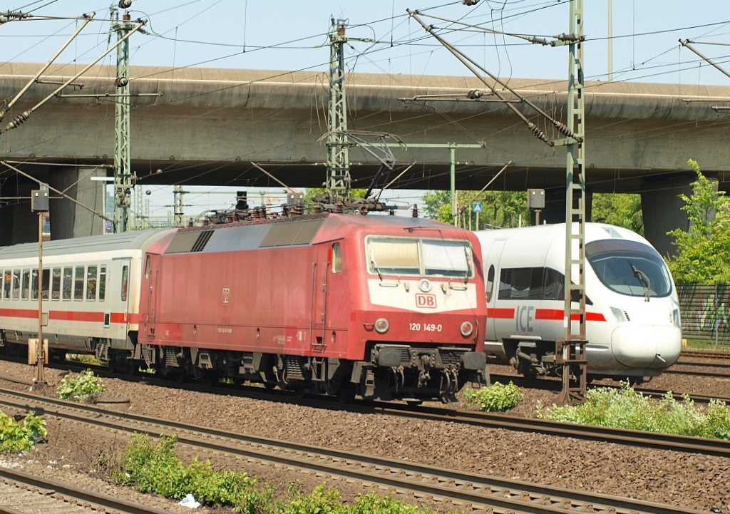 Die orientrote 120 149-0 schiebt hier einen IC in den Bahnhof HH-Harburg. 07.05.2011