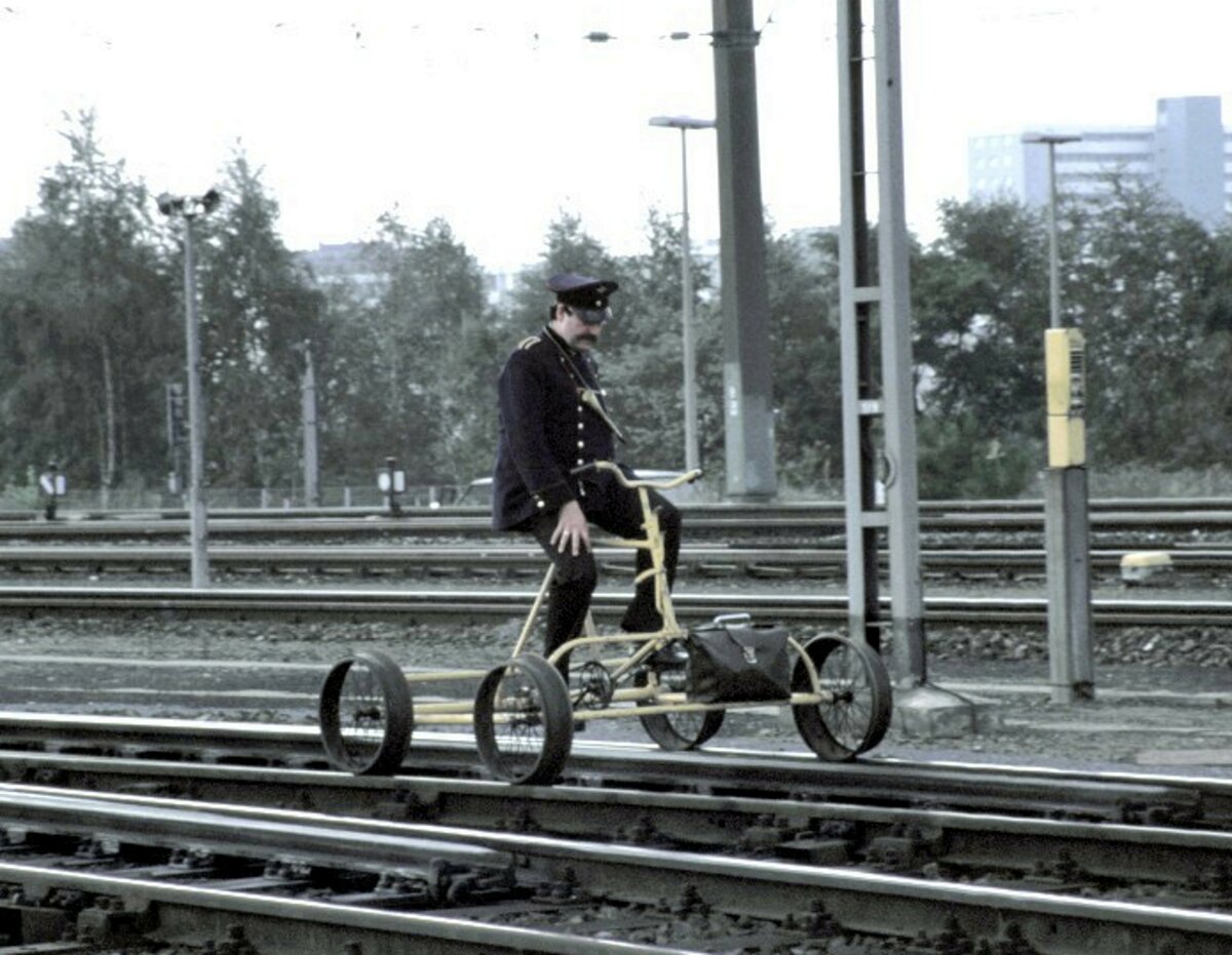 Die Pause wird per Signalhorn und Fahrrad-Draisine Zug Nr.6.1 beendet bei der Jubiläumsparade 150 Jahre Deutsche Eisenbahn in Nürnberg am 14.09.1985.