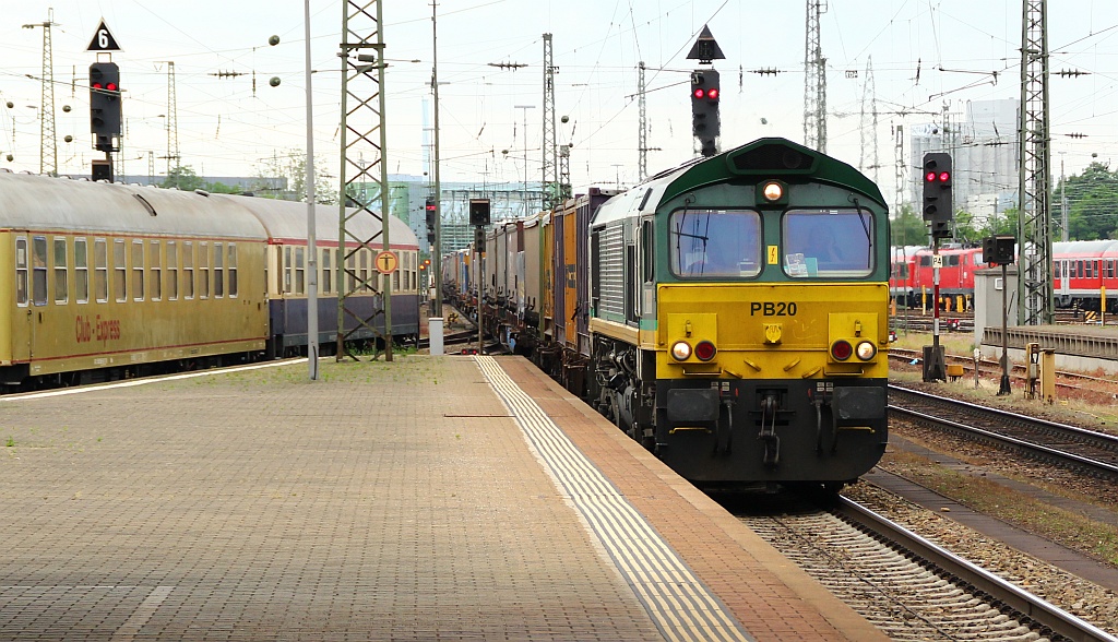 Die PB 20/266 024-9 dieselte überraschend mit einm sehr langen Containerzug durch den Bahnhof Basel Bad. 01.06.12