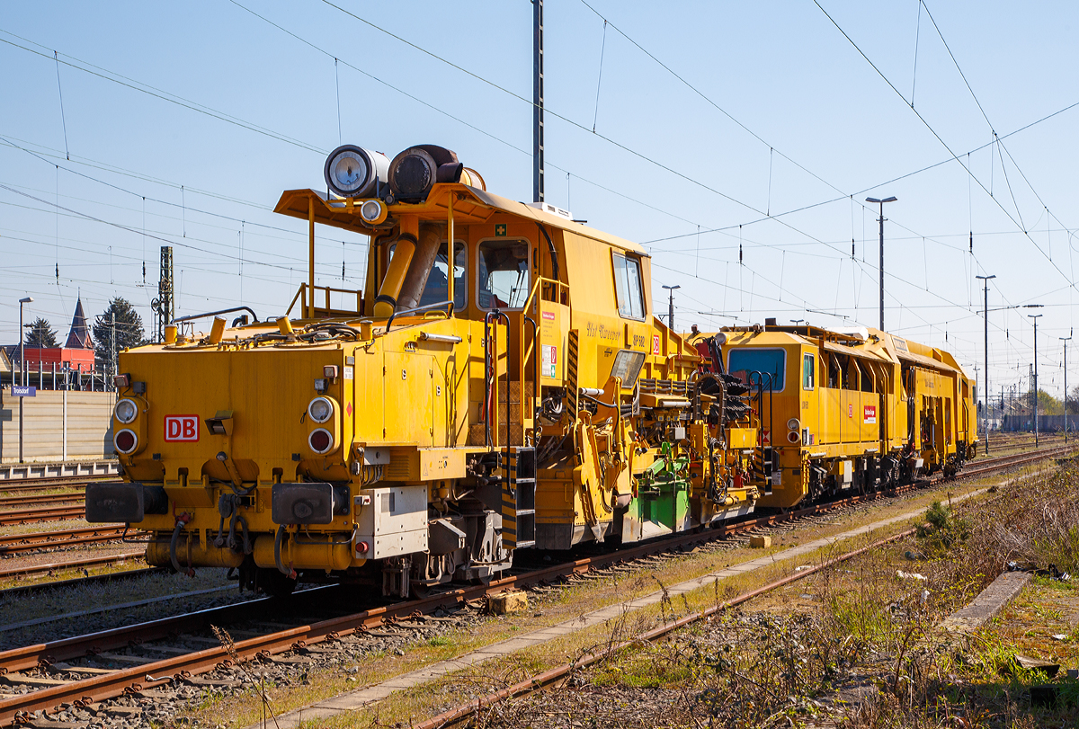 Die Plasser & Theurer  Universalschotterplaniermaschine USP 2000 SWS (Schweres Nebenfahrzeug Nr. 97 16 32 004 17-4)  SSP 682 „Hot Sweeper“, sowie die Plasser & Theurer Universalstopfmaschine UNIMAT 09 - 16 / 4S (Schweres Nebenfahrzeug Nr. 97 43 51 001 17-3)  USM 651  „Yellow Submarine“, beide von der DB Bahnbau Gruppe, sind am 11.04.2016 beim Bahnhof Troisdorf abgestellt.

Ehemals gehrte die Maschinen der DB Netz AG, Maschinenpool (Netz Instandhaltung).

Die Universalschotterplaniermaschine (Schotterpflug) mit der internen DB Bezeichnung SSP 682 wurde 2001 von Plasser & Theurer unter der Fabriknummer 711 gebaut. Die Universalstopfmaschine mit der internen DB Bezeichnung USM 651 wurde 2002 von Plasser & Theurer in Linz (A) unter der Fabriknummer 3023 gebaut.