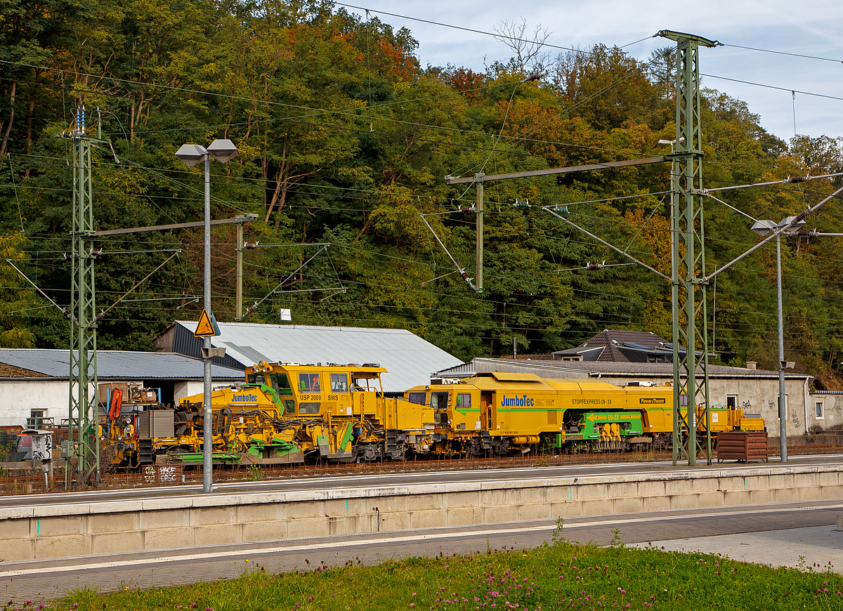 Die Plasser & Theurer  Universalschotterplaniermaschine USP 2000 SWS (Schweres Nebenfahrzeug Nr. 99 80 9424 036-8 D-JT, ex 97 16 32 502 17-7) und der Plasser & Theurer  Stopfexpress 09-3X (Schweres Nebenfahrzeug Nr. 99 80 9421 004-9, ex 97 40 71 502 17-9), beide von der JumboTec GmbH (ein Unternehmen der Rhomberg Sersa Rail Group), sind am 17.10.2021 beim Bahnhof Au (Sieg) abgestellt.

Die USP 2000 SWS wurde 2004 von Plasser & Theurer unter der Fabriknummer 766 gebaut. Der Stopfexpress 09-3X wurde 2001 von Plasser & Theurer unter der Fabriknummer 3015 gebaut.
