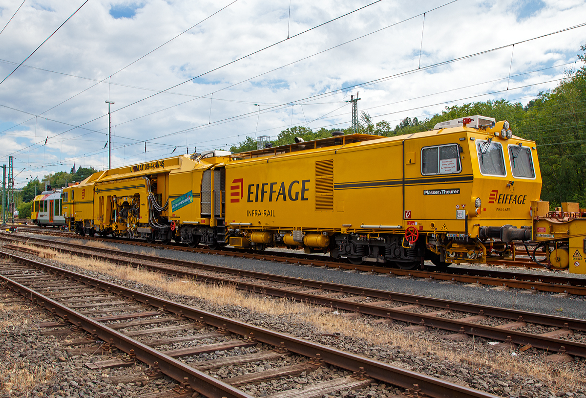 
Die Plasser & Theurer Universalstopfmaschine UNIMAT 09-4x4/4S (Kombinierte Gleis- und Weichenstopfmaschine), Schweres Nebenfahrzeug Nr. D-ERD 99 90 9121 010-9 der Eiffage Rail (NL der Eiffage Infra-Bau SE) ist am 15.06.2019 in Betzdorf (Sieg) abgestellt.

Die UNIMAT wurde 2017 von Plasser & Theurer unter der Maschinen-Nr, 6502 gebaut.

Die Unimat 09-44/4S ist eine zweiteilige Maschine, die durch Gelenkkupplung verbunden ist. Ausgestattet mit separatem Aggregatrahmen, einzeln oder paarweise seitenverschiebbaren Einschwellen-SplitHead-Stopfaggregaten inkl. Ausschwenkbegrenzung mit optimaler Stopffrequenz von 35 Hz und gerichteter, geradliniger Schwingung. Auerdem sind alle Pickel schwenkbar ausgefhrt.

TECHNISCHE DATEN der UNIMAT 09-4x4/4S:
Spurweite: 1.435 mm (Normalspur)
Anzahl der Achsen: 8 
Lnge ber Puffer:  33.440 mm
Kleister befahrbarer Gleisbogen: R = 150 m 
Zugelassen fr Streckenklasse: C2 und hher
Hchstgeschwindigkeit: 100 km
