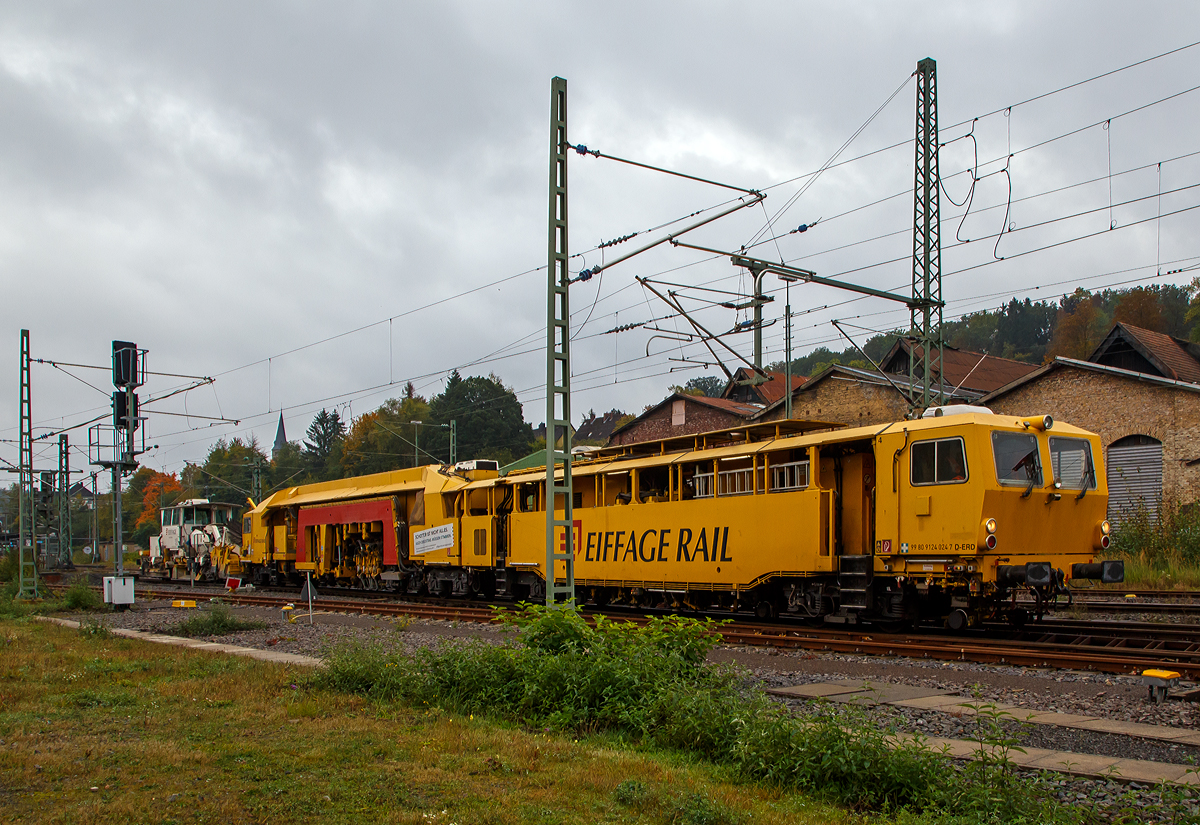 Die Plasser & Theurer Universalstopfmaschine UNIMAT 09-32/4S DYNAMIC, Schweres Nebenfahrzeug Nr. 99 80 9124 024-7 D-ERD, ex 97 43 55 501 17-8 und die P&T Schnell-Schotterplaniermaschine SSP 110 SW, Schweres Nebenfahrzeug Nr. 99 80 9425 038-3 D-ERD, beide von der Eiffage Rail NL der Eiffage Infra-Bau SE (ex Heitkamp Rail), erreichen am 14.10.2021, als Zugverband Betzdorf (Sieg) und fahren in den Rbf.