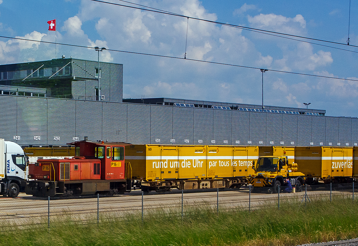 Die Post-Lok P 16 – Tm 237 916-2 der Schweizerischen Post AG (La Poste Suisse) mit einem Postzug am 29.05.2012 beim Paketzentrum Daillens. Rechts steht noch ein ZW-UNIMOG mit weiteren Postwagen. Aufnahme aus einem Zug heraus.

Die Lok wurde 1999 von Stadler unter der Fabriknummer 522 gebaut und an die La Poste Suisse in Daillens als Lok P16 geliefert. Im Jahr 2016 ging die Lok an die Sersa Group AG wo sie nun unter der Nummer 98 85 5233 916-6 CH-SERSA geführt wird. Ob sie zuvor modernisiert wurde ist mir unklar. Wobei vermutlich hat die Schweizerische Post die Eisenbahndienstleitung einfach an die Sersa ausgelagert.

Für die neuen Paketzentren bestellt die Post bei Stadler drei dieselelektrische Rangierlokomotiven. Sie entsprechen dem 1998 an die Dreispitzverwaltung gelieferten Tm 237 860. Der Dieselmotor treibt einen Generator an, der den Fahrmotor antreibt, der über Gelenkwellen auf beide Achsen wirkt. Die als P 16 bis P 18 bezeichneten Fahrzeuge erhalten ebenfalls die UIC-Bezeichnung Tm 237 916 bis 918. Dabei kommt es zu Doppelbelegungen mit anderen Fahrzeugen. Das Fahrzeug 16 kommt in Daillens, 17 in Härkingen und 18 in Frauenfeld zum Einsatz. Der Traktor P 18 hat am 19. Januar 2011 in Frauenfeld einen schweren Rangierunfall erlitten. Das Fahrzeug wurde in der zweiten Hälfte 2011 abgebrochen.


