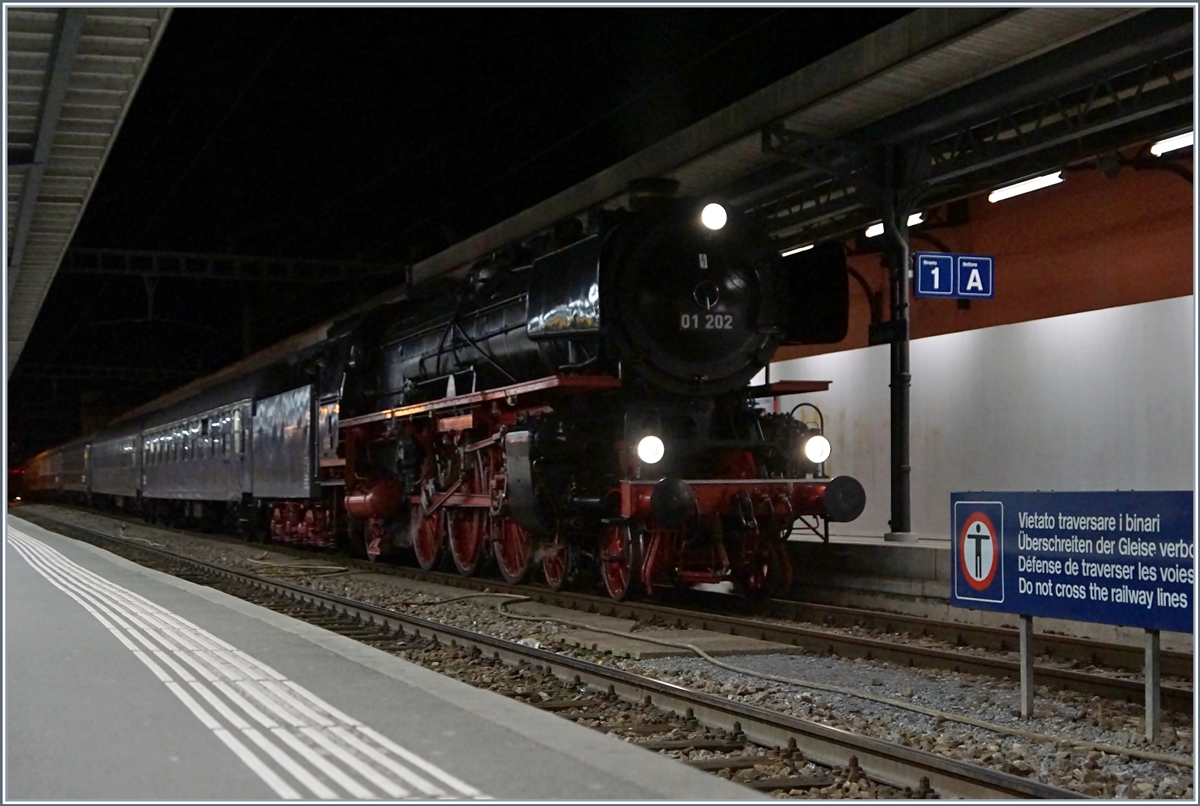 Die prächtige 01 202 erreicht mit ihrem langen Extrazug von Frankfurt und Nürnberg kommend ihr Ziel Locarno.
20. März 2018