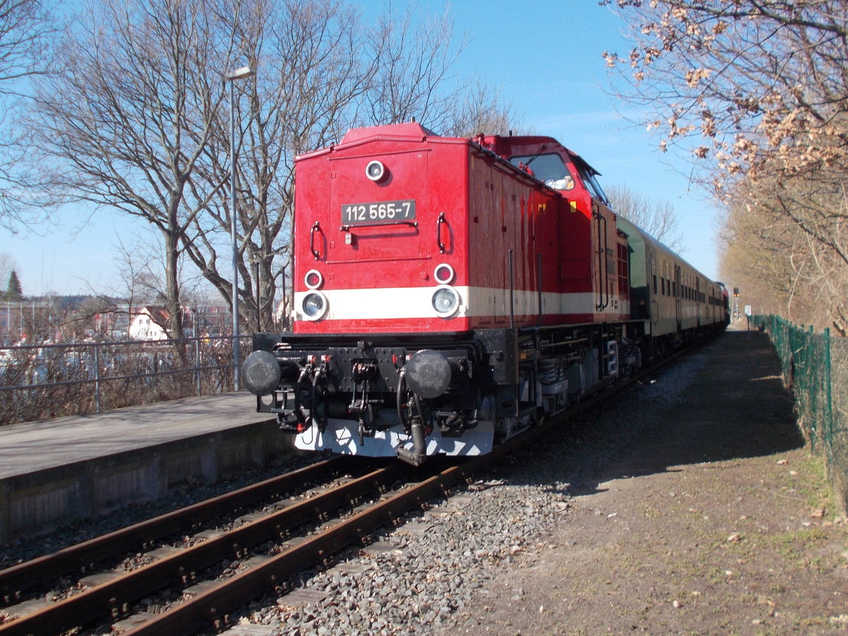 Die PRESS 112 565,am 27.M�rz 2017,nach der Ankunft aus Bergen/R�gen in Lauterbach Mole.Am Schlu� die MTEG 112 425.