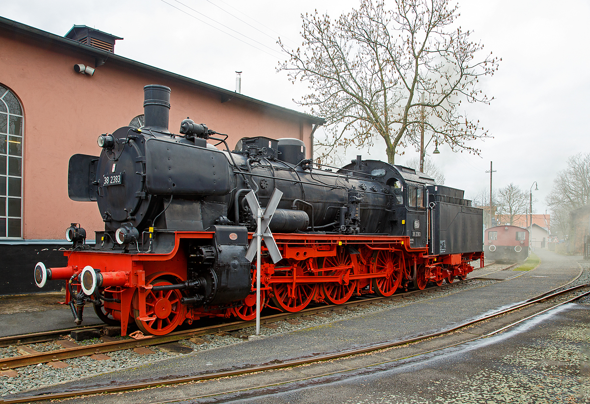 
Die Preußische P 8 Dampflokomotive 38 2383, ex DB 038 382-8, ex DRB 38 2383, ex KPEV, am 26.03.2016 im Deutschen Dampflokomotiv-Museum DDM in Neuenmarkt-Wirsberg.

Die Preußische P 8 wurde 1919 von Henschel Sohn in Kassel (damals noch Cassel geschrieben) unter der Fabriknummer 16539 gebaut und als P 8 2535 Elberfeld an die Königlich Preußische Eisenbahn Verwaltung geliefert. Gekuppelt ist die Lok mit einem Tender vom Typ 2'2' T21,5, der ursprüngliche wurde 1950 gegen den von der Lok 38 3138 getauscht.

Die Lok wurde im Juni 1974 bei der DB ausgemustert  und ging im gleichen Jahr  ans  DDM - Deutsches Dampflokmuseum.
