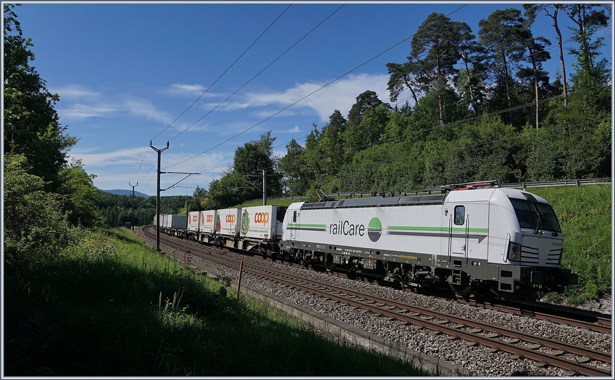 Die Rail-Care Rem 476 455 (UIC 91 85 4476 455-1 CH-RLC) kurz vor Bussigny auf dem Weg nach  Biel/Bienne ( via Lausanne Triage). 

8. Juni 2019
