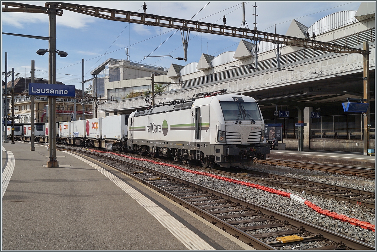 Die RailCare Rem 476 454 (91 85 4476 454-4 CH-RLC) wartet in Lausanne auf Gleis 2 auf die Weiterfahrt in Richtung Bern. 

8. Mai 2021