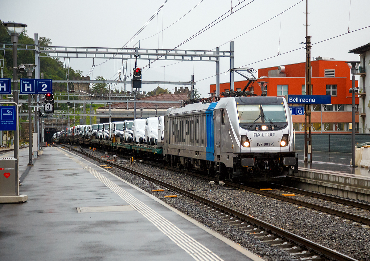 Die Railpool 187 003-9 (91 80 6187 003-9 D-Rpool) fhrt am 02.08.2019 (bei Regen) mit einem mit FIAT Nutzfahrzeugen beladenen Flachwagen-Zug (Flachwageneinheiten der Gattung Laad…) durch den Bahnhof Bellinzona in Richtung Norden. 

Die TRAXX F160 AC3 LM wurde 2012 von Bombardier Transportation in Kassel unter der Fabriknummer 34937 gebaut.