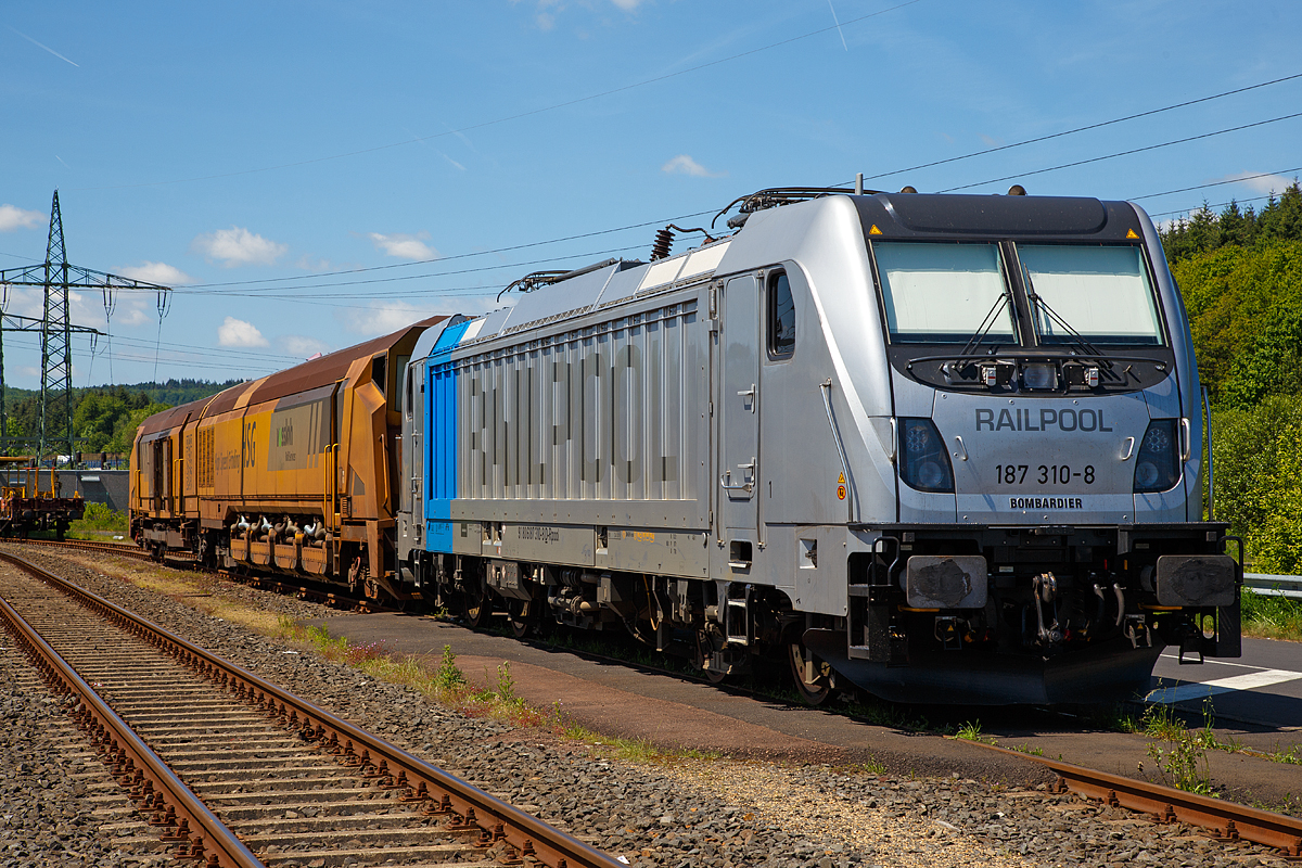 
Die RAILPOOL 187 311-6 (91 80 6187 311-6 D-Rpool), eine Bombardier TRAXX F140 AC3 LM, ist mit dem Vossloh Hochgeschwindigkeitsschleifzug HSG - 2 (Vossloh High Speed Grinding), Schweres Nebenfahrzeug Nr. D-VMRS 9980 9527 002-6, der Vossloh Mobile Rail Services GmbH (Bützow), am 22.01.2016 beim ICE-Bahnhof Montabaur abgestellt.

Die TRAXX F140 AC3 LM wurde 2016 von Bombardier gebaut. Nach meiner Sichtung hat die Lok die Zulassung für Deutschland und Österreich. Für Ungarn und Rumänien sind die Zulassungen noch nicht erteilt (H und RO sind durchgestrichen).
