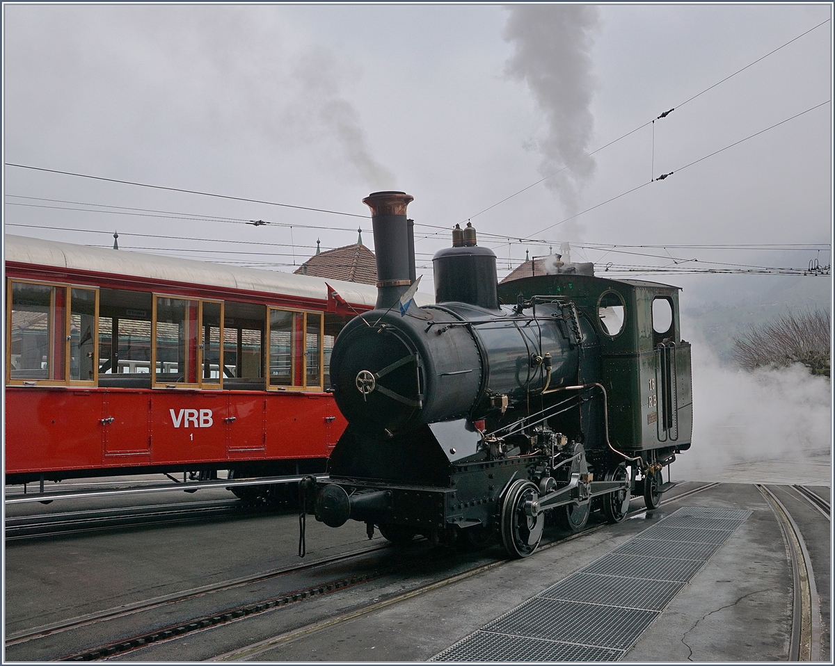 Die RB (Rigi Bahnen) H 2/3 16 1923 von SLM gebaut dampt in Vitznau.
24. Feb. 2018