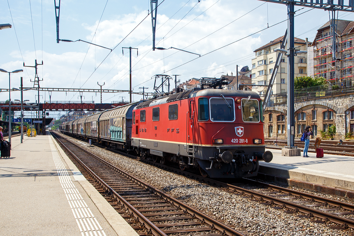 Die Re 420 281-8 (91 85 4420 281-82 CH-SBBC) bzw. Re 4/4 II 11281 der SBB Cargo fhrt am 18.05.2018 mit einem Gterzug durch den Bahnhof Neuchtel.