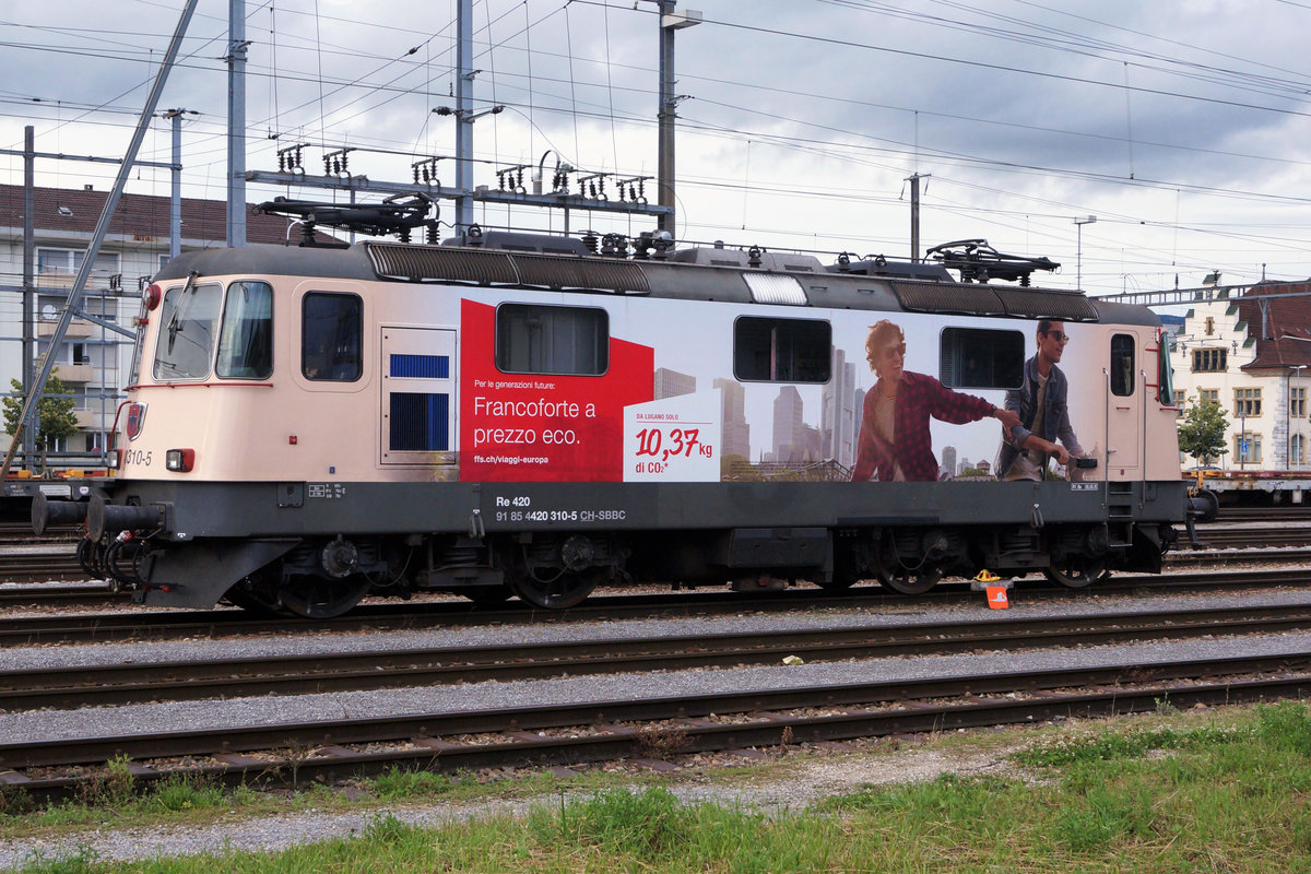 Die Re 420 310-5 ist die neuste Werbelokomotive im Dienste von SBB CARGO NATIONAL. Am Abend des 17. Juni 2020 wartete sie im Güterbahnhof Solothurn auf ihren nächsten Einsatz.
Foto: Walter Ruetsch
